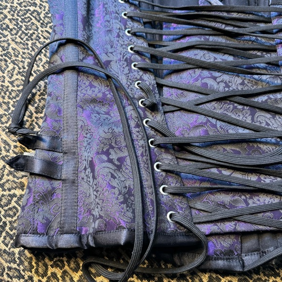 Black and Purple Lace Corset Size 26 - Picture 11 of 14